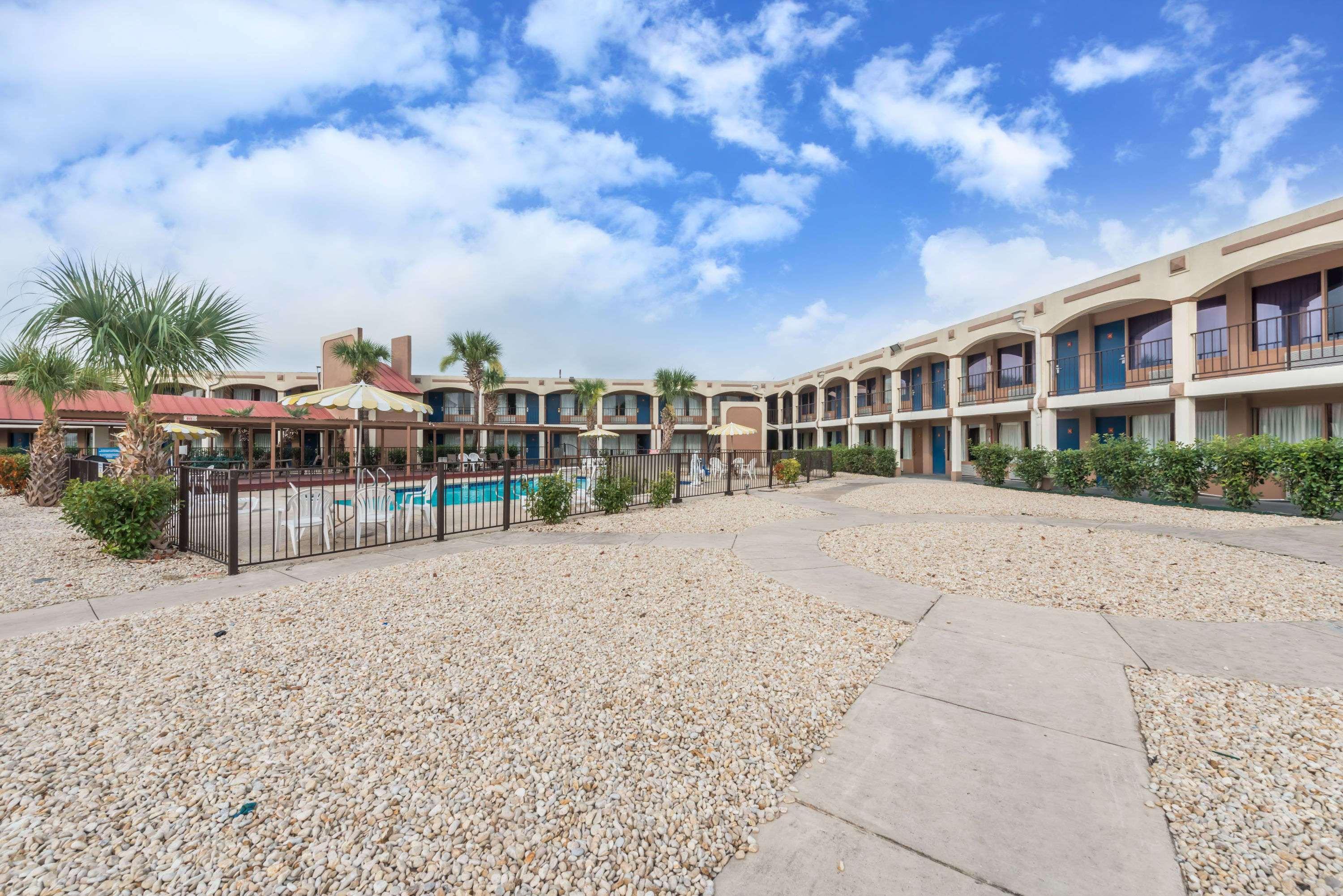 Days Inn By Wyndham San Antonio Splashtown/Att Center Ngoại thất bức ảnh