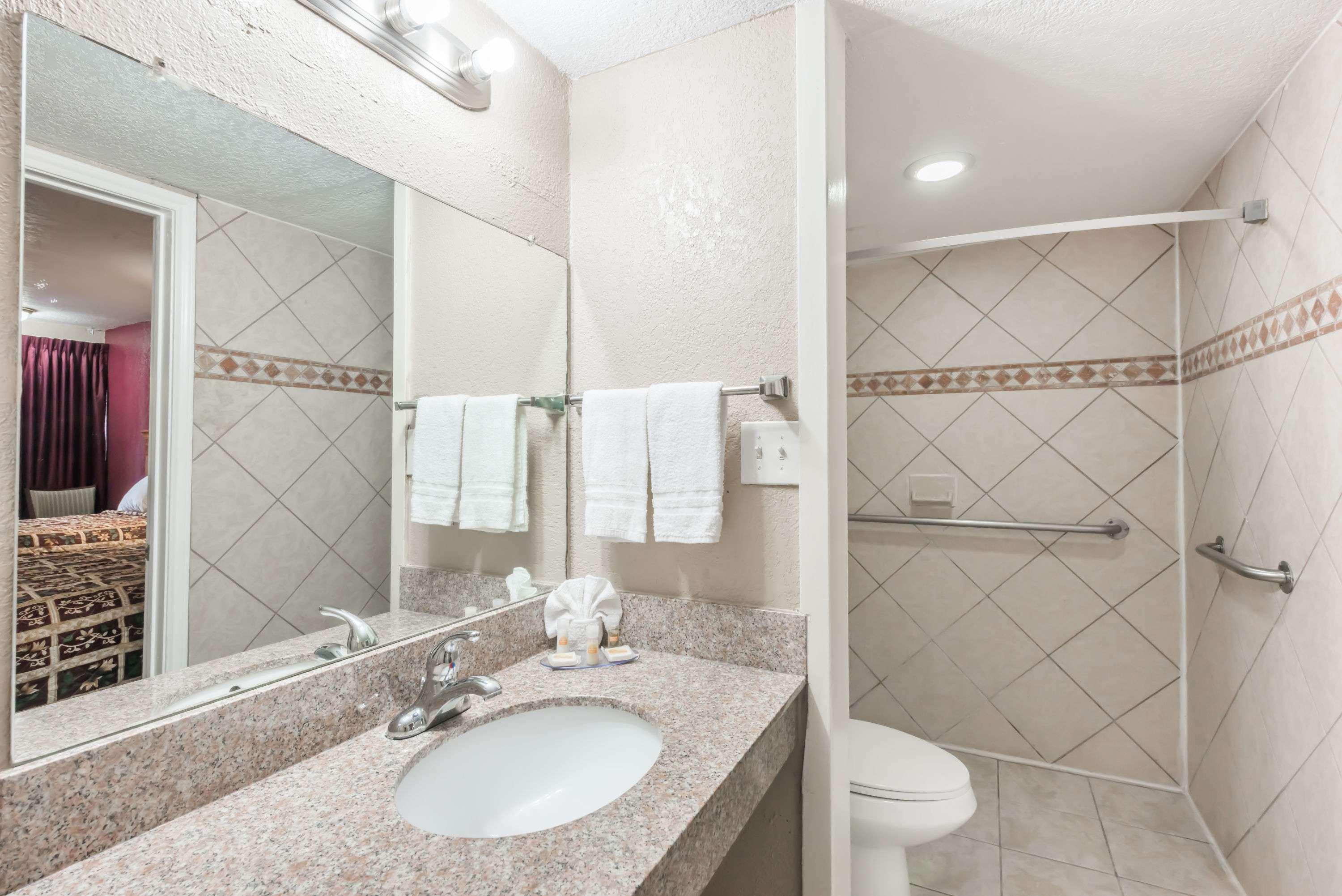 Days Inn By Wyndham San Antonio Splashtown/Att Center Ngoại thất bức ảnh