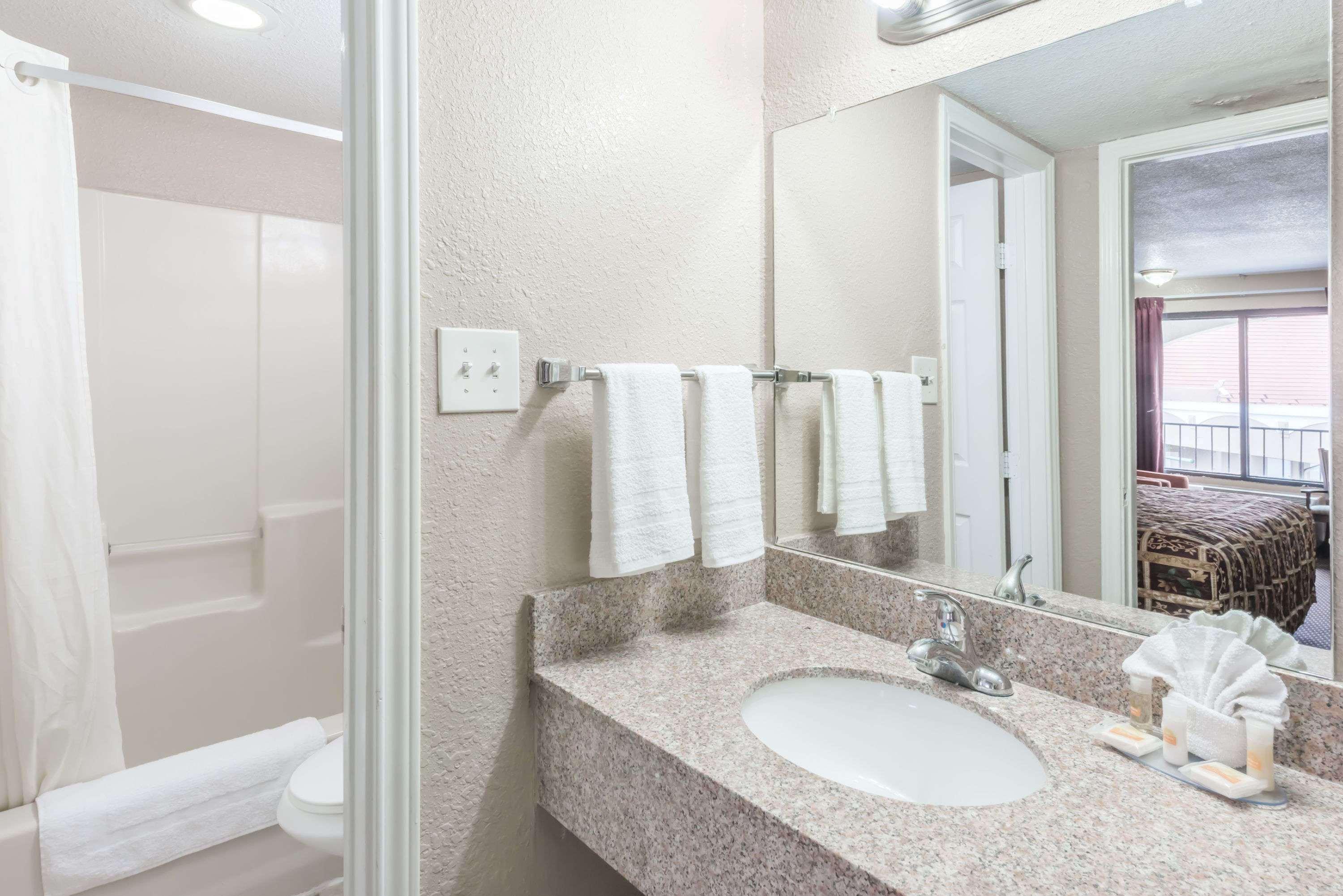Days Inn By Wyndham San Antonio Splashtown/Att Center Ngoại thất bức ảnh