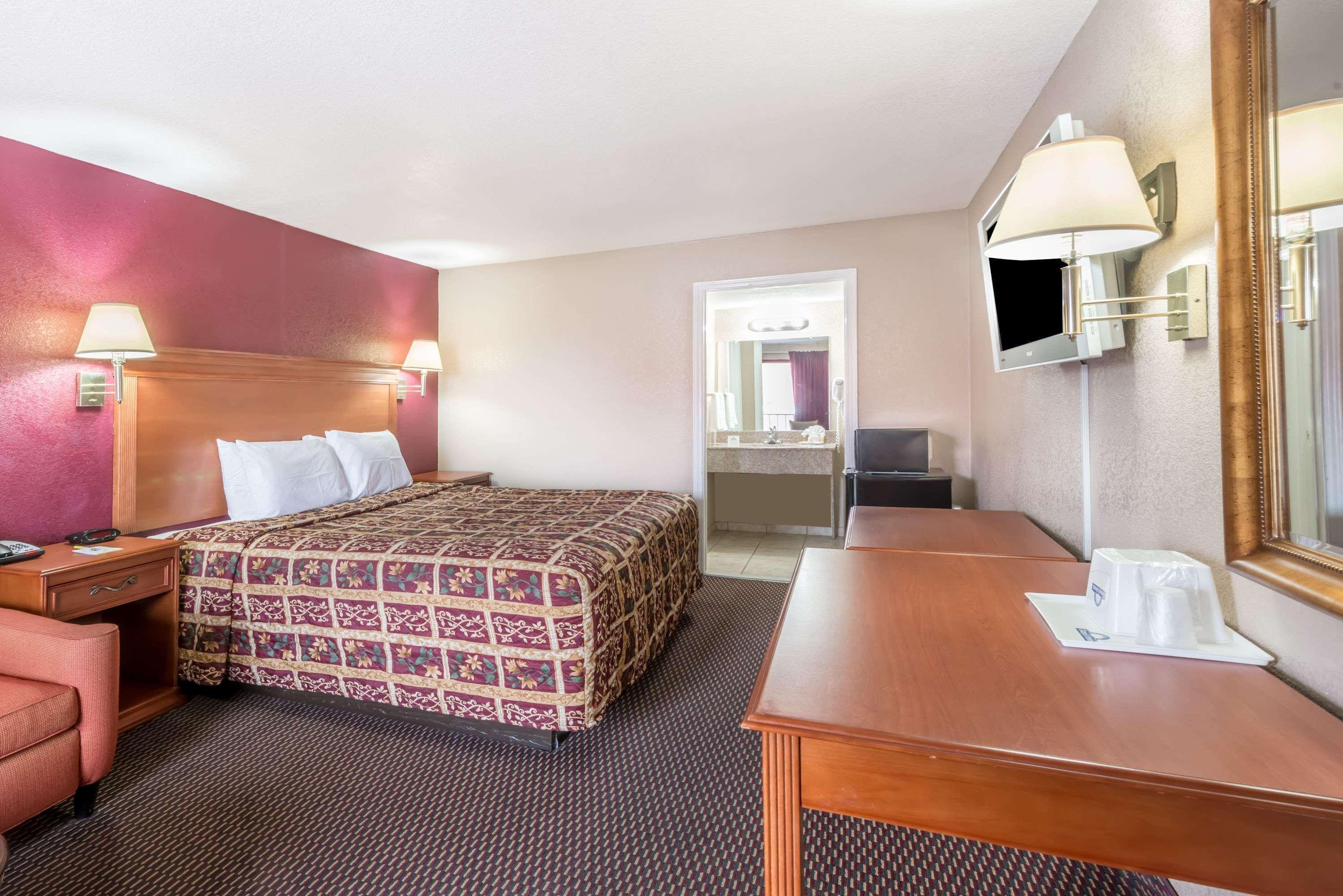 Days Inn By Wyndham San Antonio Splashtown/Att Center Ngoại thất bức ảnh