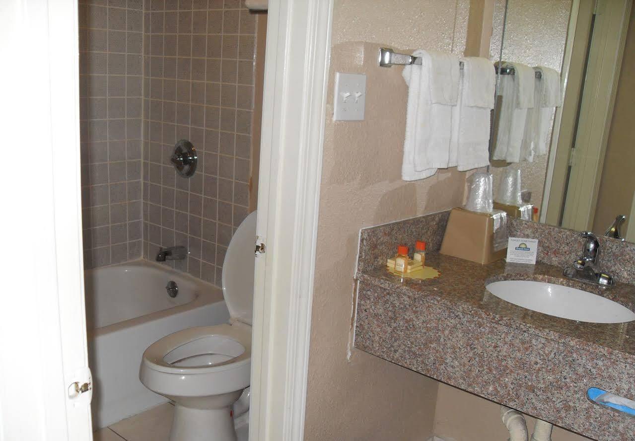 Days Inn By Wyndham San Antonio Splashtown/Att Center Ngoại thất bức ảnh